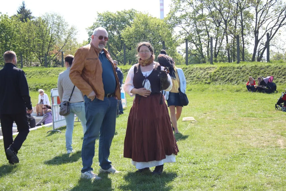 FOTO: Korunní pevnůstka rozkvetla láskou. Májové slavnosti se v krásném počasí opravdu vydařily