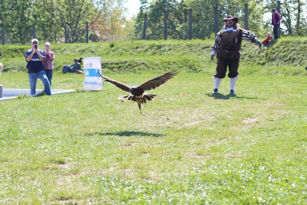 FOTO: Korunní pevnůstka rozkvetla láskou. Májové slavnosti se v krásném počasí opravdu vydařily