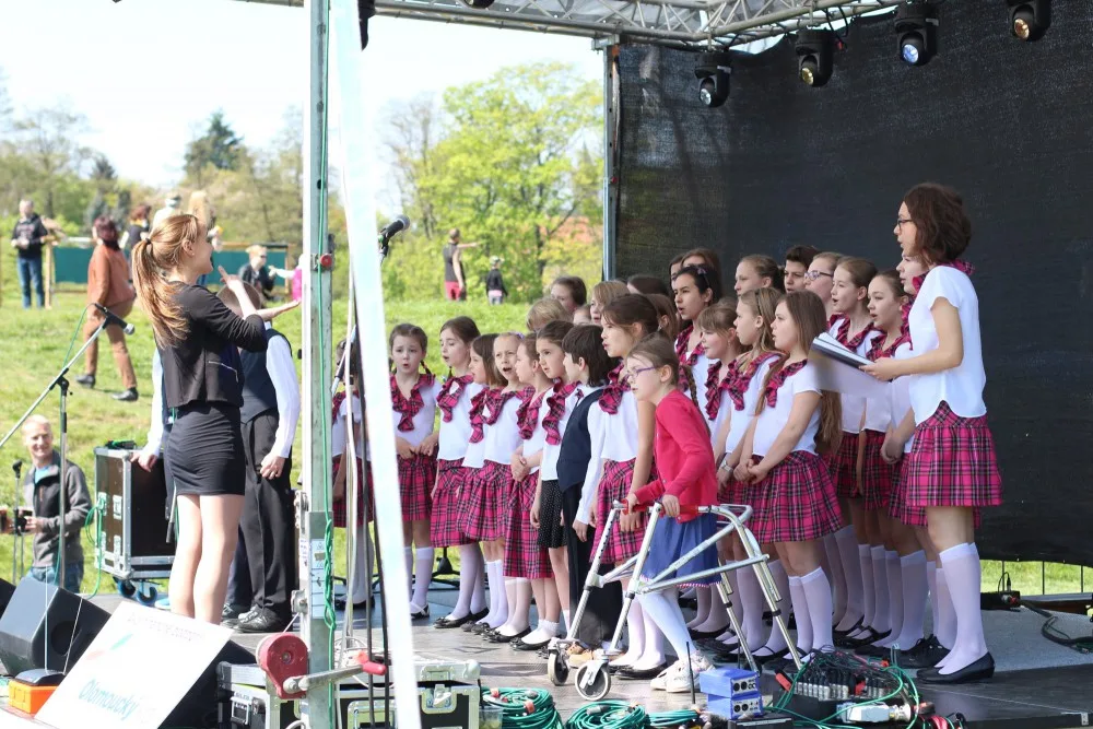 FOTO: Korunní pevnůstka rozkvetla láskou. Májové slavnosti se v krásném počasí opravdu vydařily