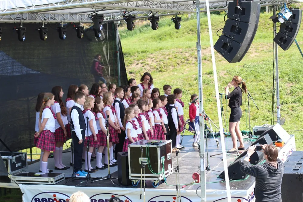FOTO: Korunní pevnůstka rozkvetla láskou. Májové slavnosti se v krásném počasí opravdu vydařily