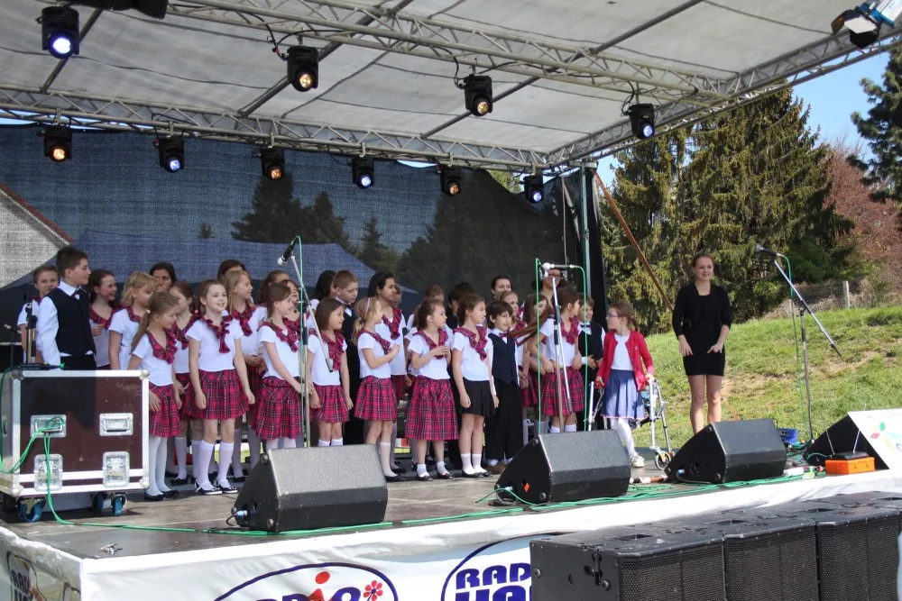 FOTO: Korunní pevnůstka rozkvetla láskou. Májové slavnosti se v krásném počasí opravdu vydařily