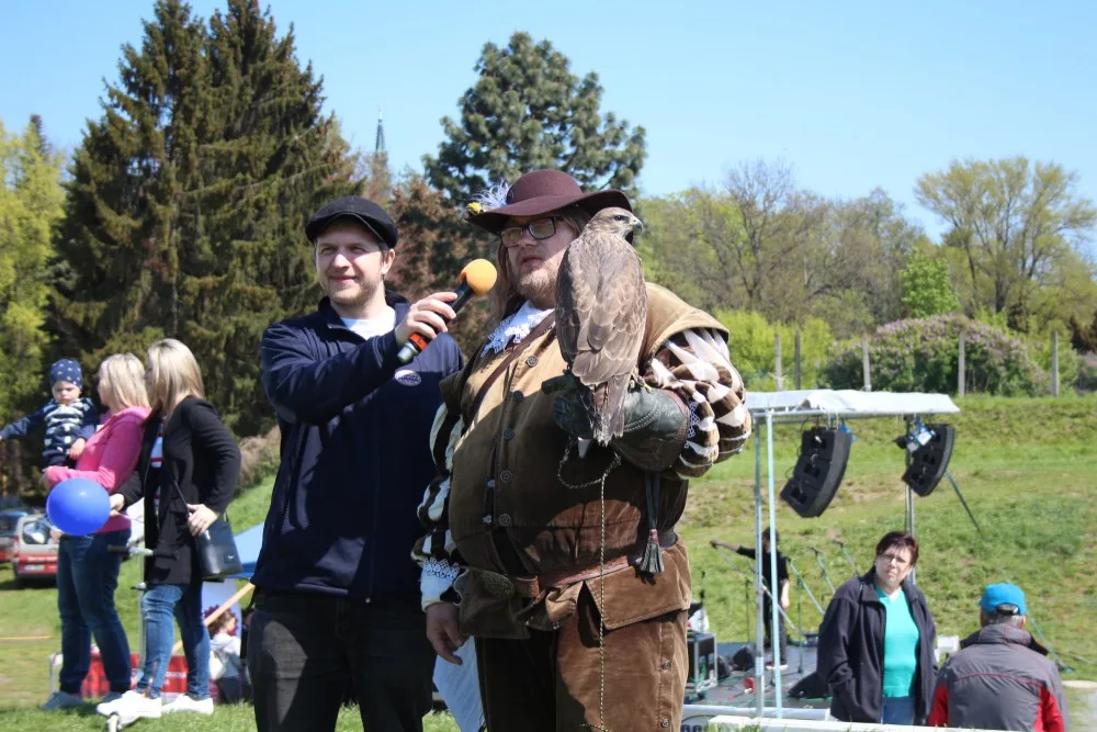 FOTO: Korunní pevnůstka rozkvetla láskou. Májové slavnosti se v krásném počasí opravdu vydařily