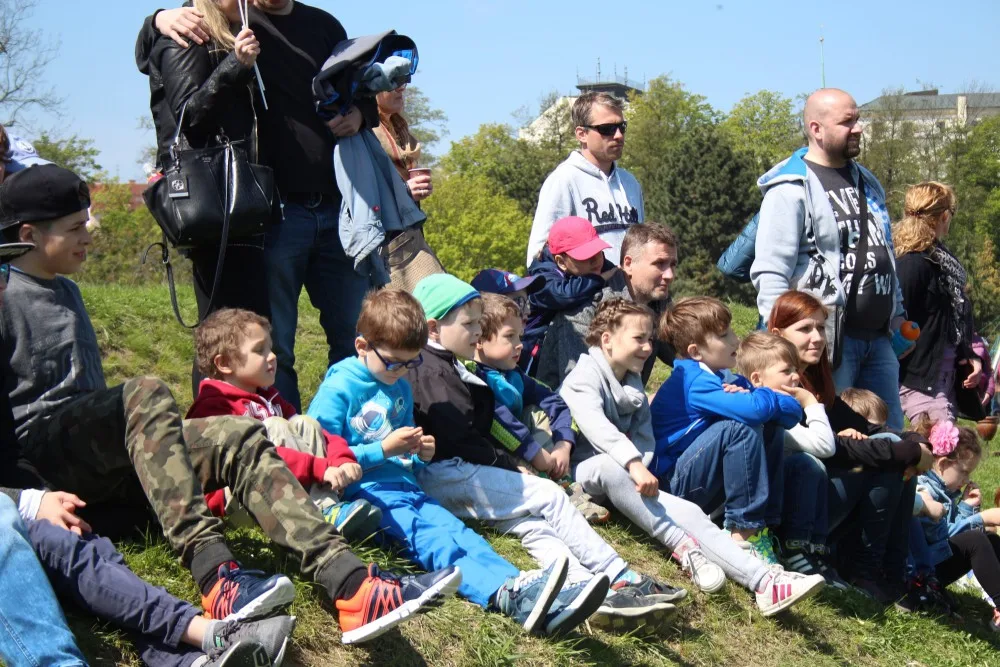 FOTO: Korunní pevnůstka rozkvetla láskou. Májové slavnosti se v krásném počasí opravdu vydařily