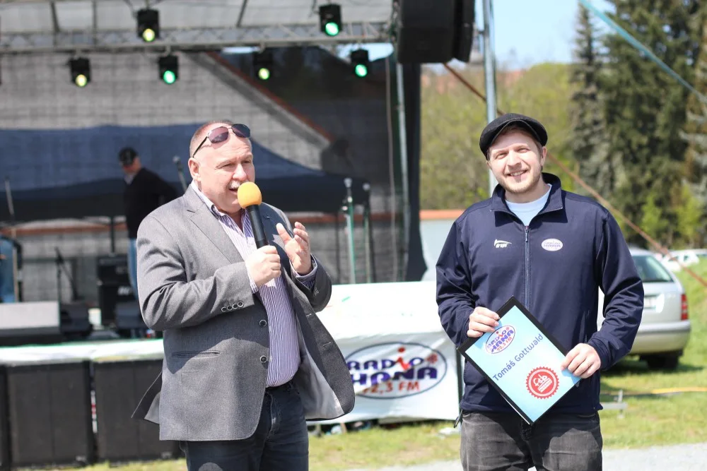 FOTO: Korunní pevnůstka rozkvetla láskou. Májové slavnosti se v krásném počasí opravdu vydařily