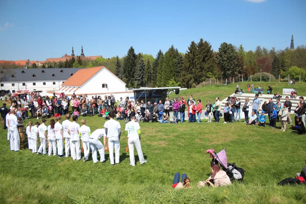 FOTO: Korunní pevnůstka rozkvetla láskou. Májové slavnosti se v krásném počasí opravdu vydařily