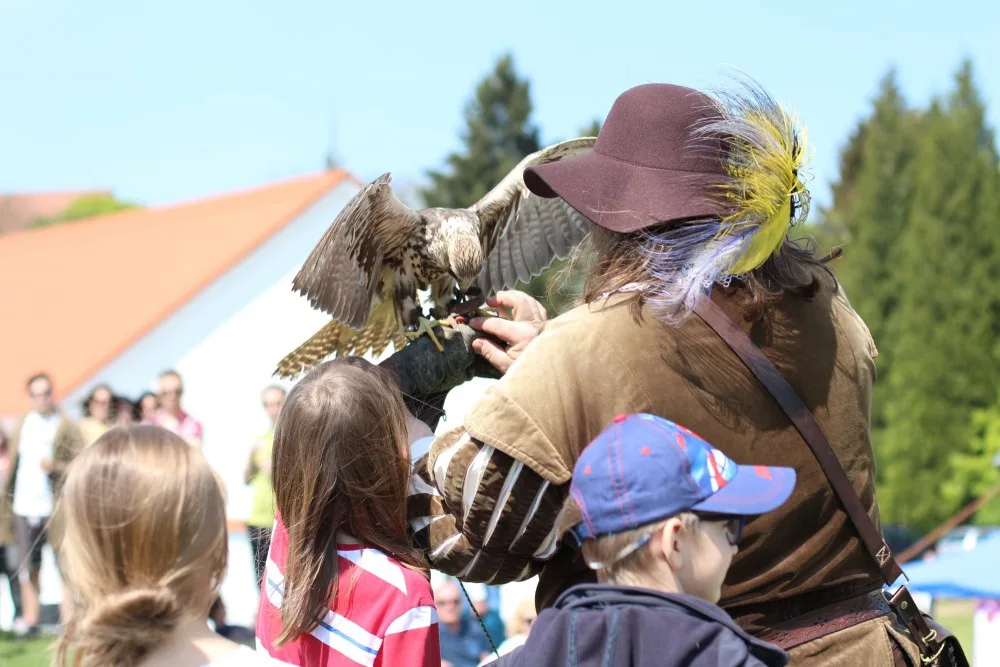FOTO: Korunní pevnůstka rozkvetla láskou. Májové slavnosti se v krásném počasí opravdu vydařily