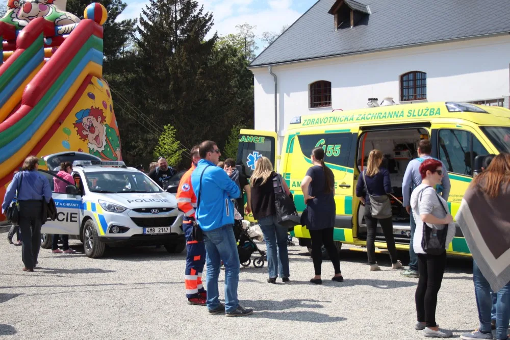 FOTO: Korunní pevnůstka rozkvetla láskou. Májové slavnosti se v krásném počasí opravdu vydařily