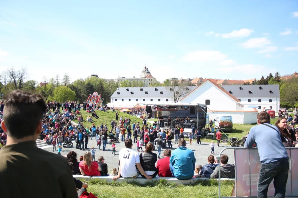 FOTO: Korunní pevnůstka rozkvetla láskou. Májové slavnosti se v krásném počasí opravdu vydařily