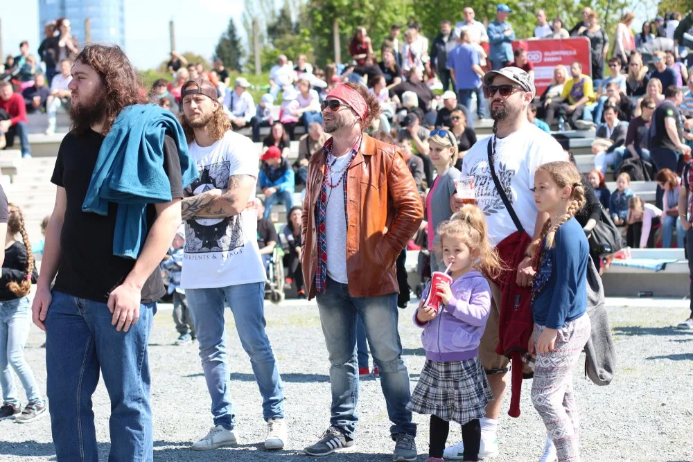 FOTO: Korunní pevnůstka rozkvetla láskou. Májové slavnosti se v krásném počasí opravdu vydařily