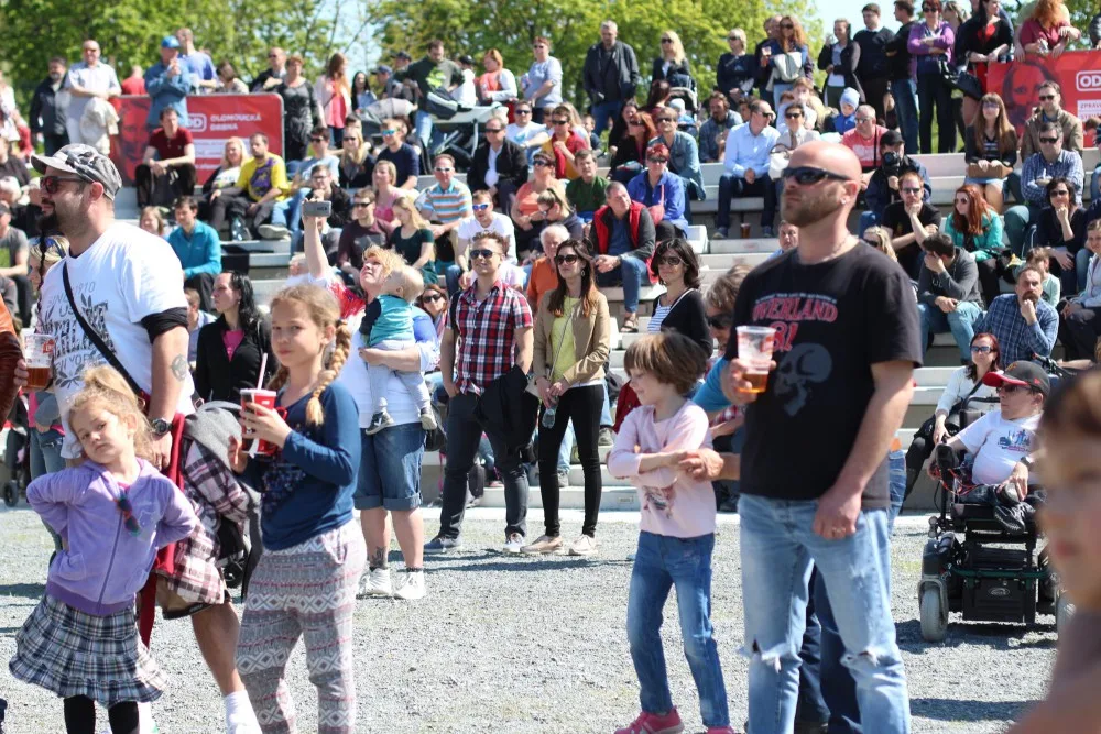 FOTO: Korunní pevnůstka rozkvetla láskou. Májové slavnosti se v krásném počasí opravdu vydařily