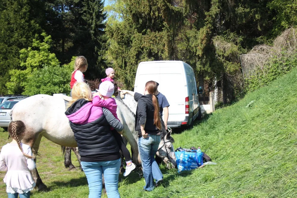 FOTO: Korunní pevnůstka rozkvetla láskou. Májové slavnosti se v krásném počasí opravdu vydařily