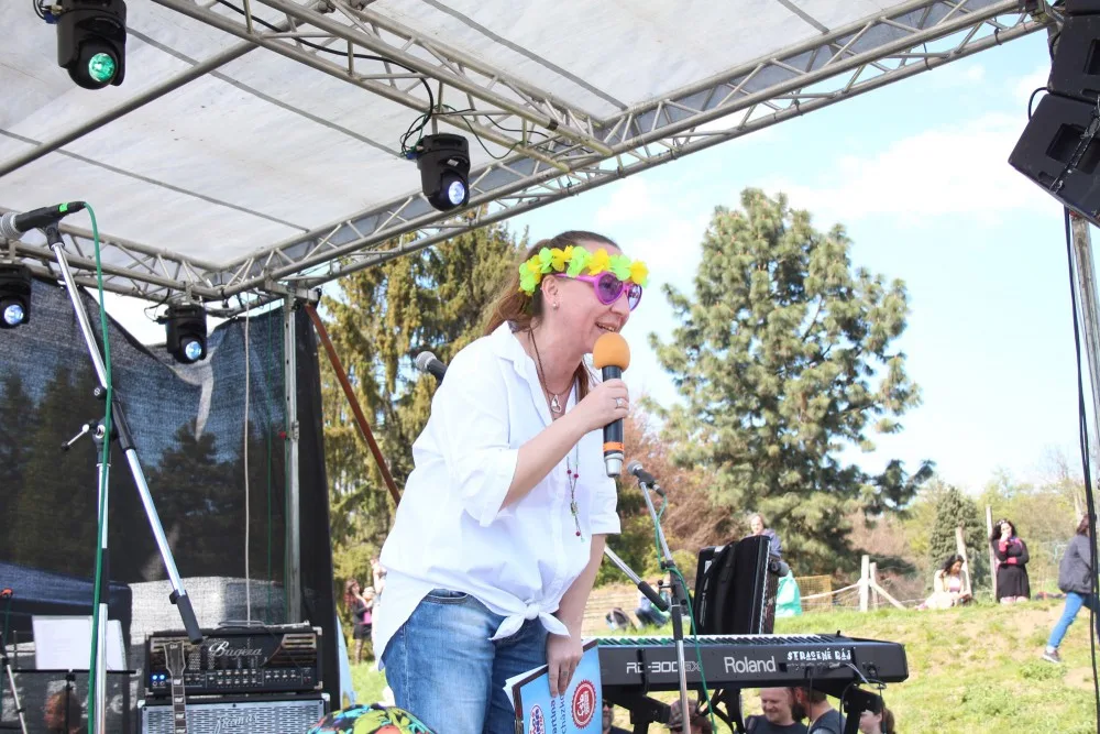 FOTO: Korunní pevnůstka rozkvetla láskou. Májové slavnosti se v krásném počasí opravdu vydařily