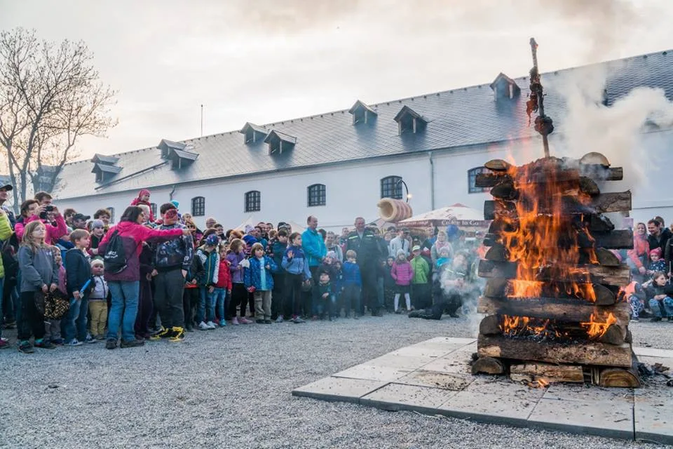 FOTO: Na Korunní pevnůstce v Olomouci se to hemžilo čarodějnicemi. O zábavu nebyla nouze!