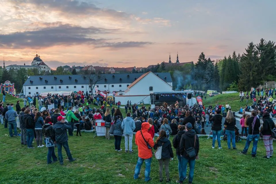 FOTO: Na Korunní pevnůstce v Olomouci se to hemžilo čarodějnicemi. O zábavu nebyla nouze!