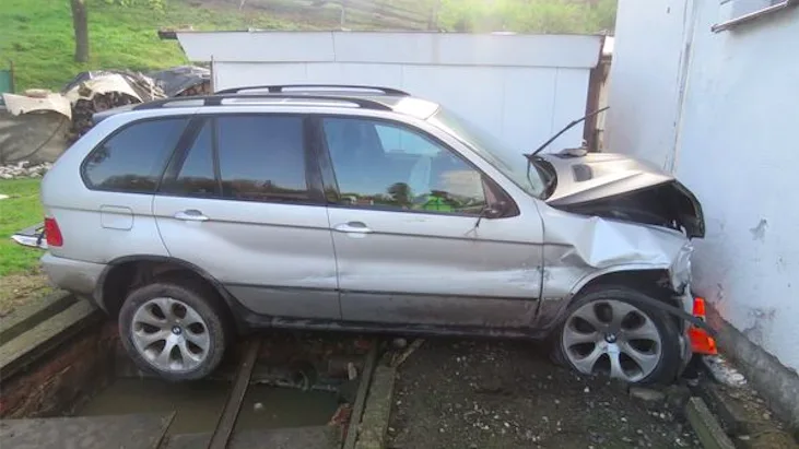 Opilý a zfetovaný řidič nezvládl řízení, auto projelo zahradou a zastavilo se až o rodinný dům