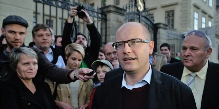 Sobotka stáhl návrh demise, navrhne Zemanovi odvolání Babiše