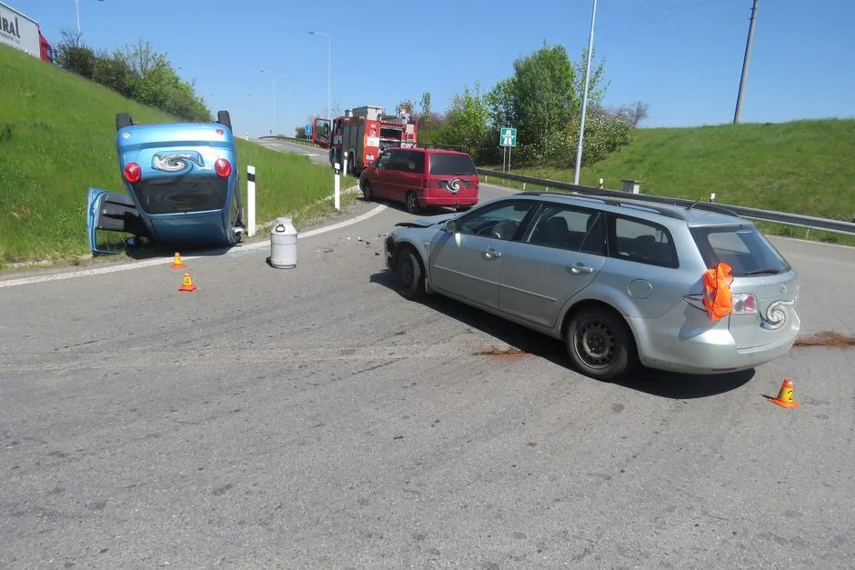 Auto skončilo na střeše kvůli nedání přednosti na křižovatce