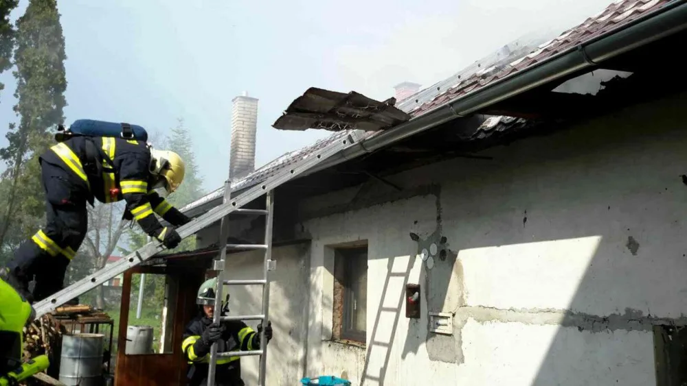 V Července hořela v sobotu odpoledne střecha domu. Vzplála sláma uložená na půdě