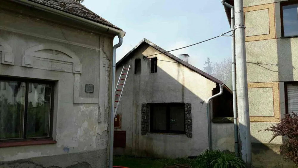 V Července hořela v sobotu odpoledne střecha domu. Vzplála sláma uložená na půdě