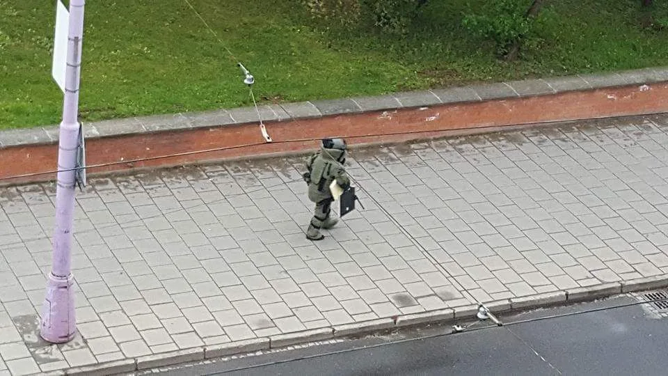 AKTUALIZOVÁNO: Pyrotechnici kontrolovali podezřelý předmět na zastávce u Flory. Šlo o prázdnou trubku