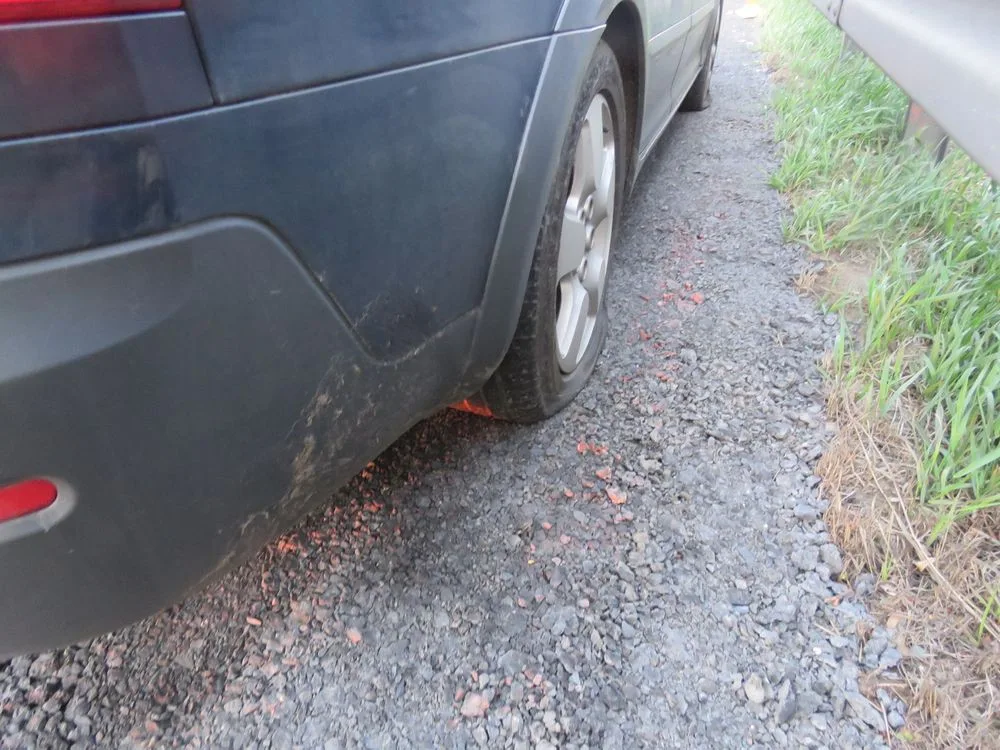 Řidič auta s přívěsným vozíkem na dálnici najel na uvolněný kanál. Náraz vozík vymrštil do vzduchu