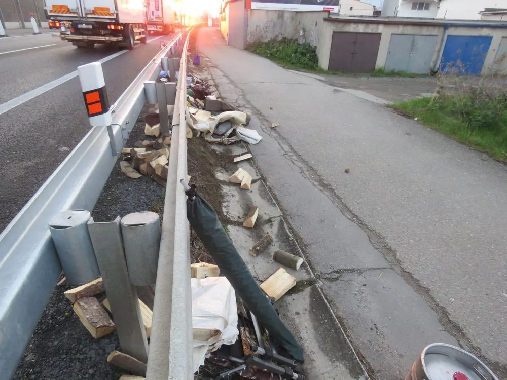 Řidič auta s přívěsným vozíkem na dálnici najel na uvolněný kanál. Náraz vozík vymrštil do vzduchu