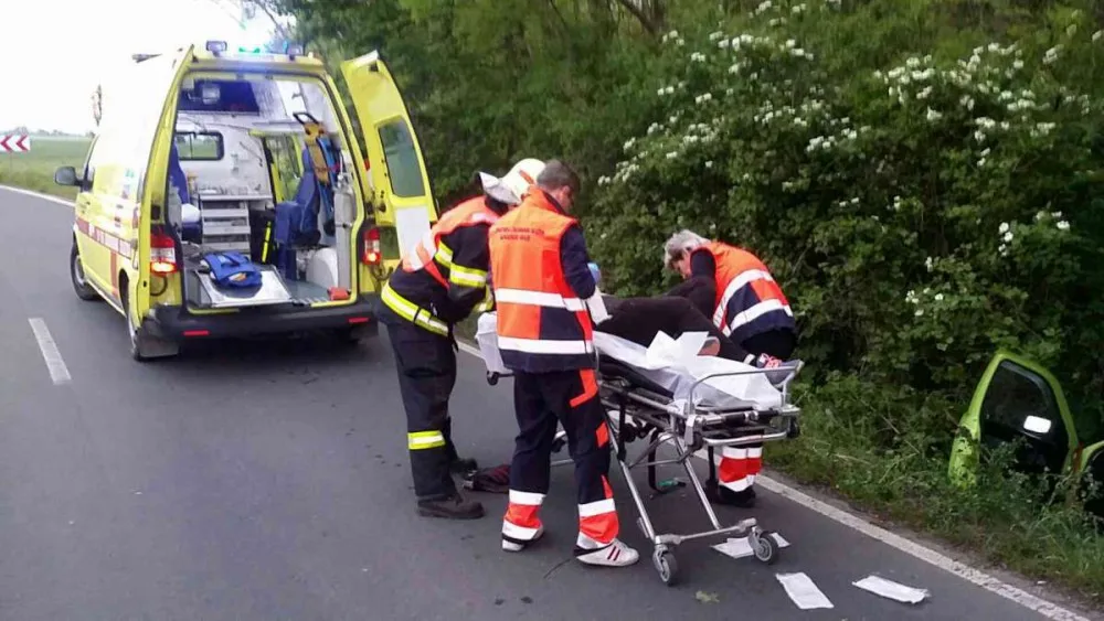 Při nárazu auta do stromu se u Štěpánova zranily dvě ženy