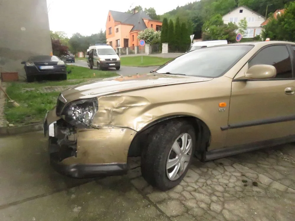 Při odbočování si řidič nevšiml, že ho předjíždí auto. To po střetu narazilo do zaparkovaného vozu