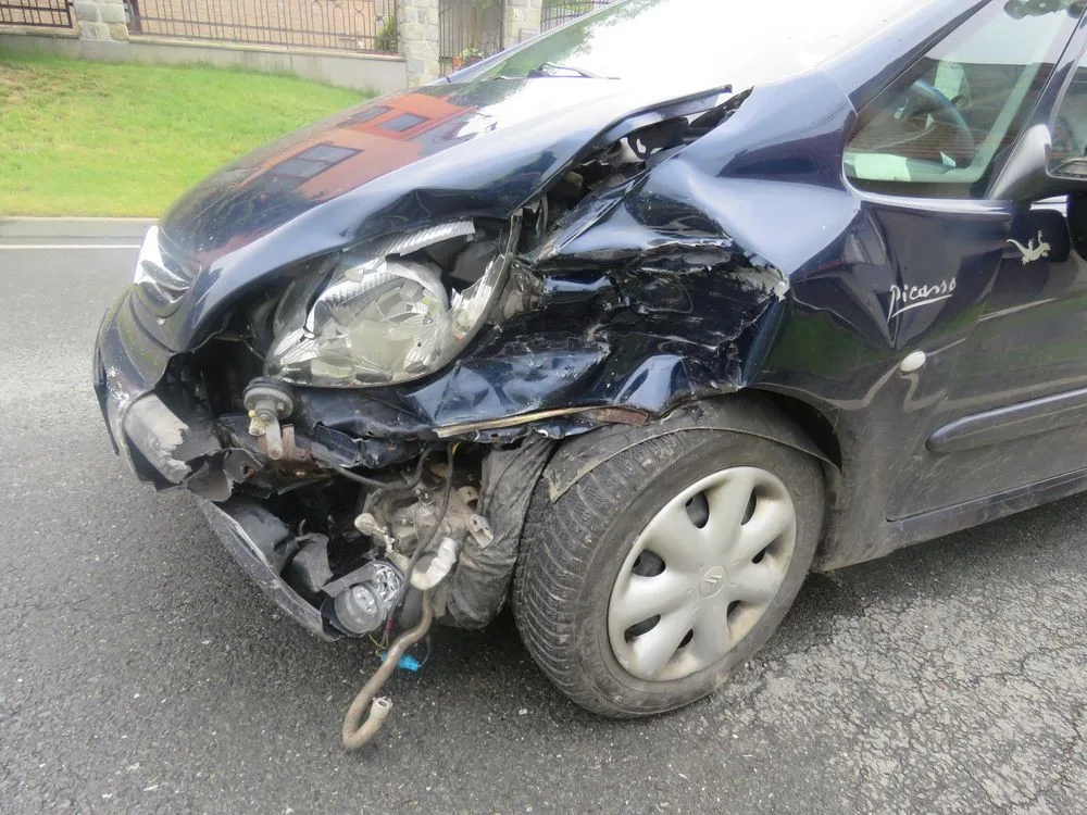 Při odbočování si řidič nevšiml, že ho předjíždí auto. To po střetu narazilo do zaparkovaného vozu