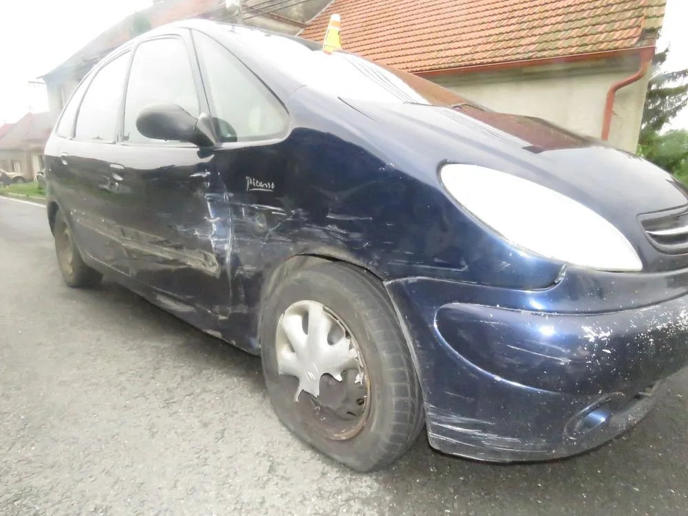 Při odbočování si řidič nevšiml, že ho předjíždí auto. To po střetu narazilo do zaparkovaného vozu