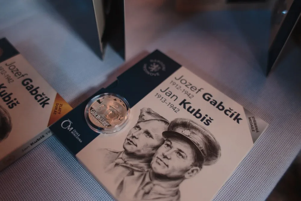 Gabčík a Kubiš na pamětní medaili. Jablonecká mincovna představuje národní hrdiny