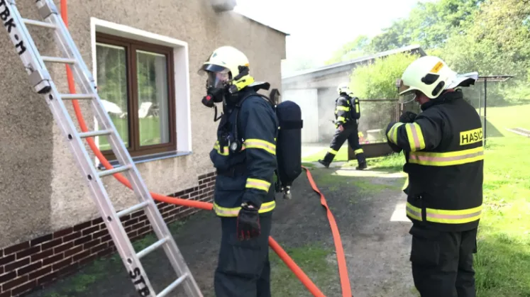 VIDEO: V Pohořanech hořel rodinný dům. Dva lidé se zranili, přiletět musel i záchranářský vrtulník