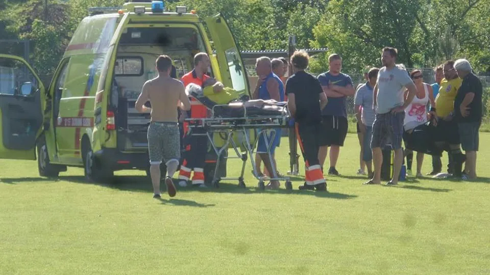 AKTUALIZOVÁNO: Na fotbale v Drahanovicích se strhla mela. Hráč škrtil rozhodčího, ten musel být odvezen sanitkou