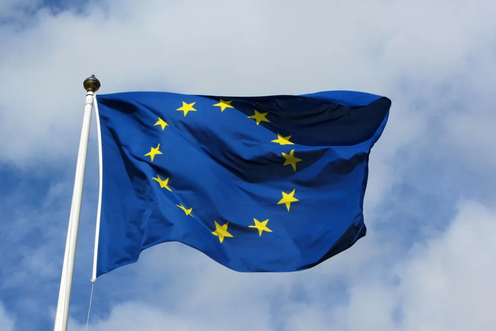 Průzkum: EU podle Čechů přináší víc byrokracie, ale i možností
