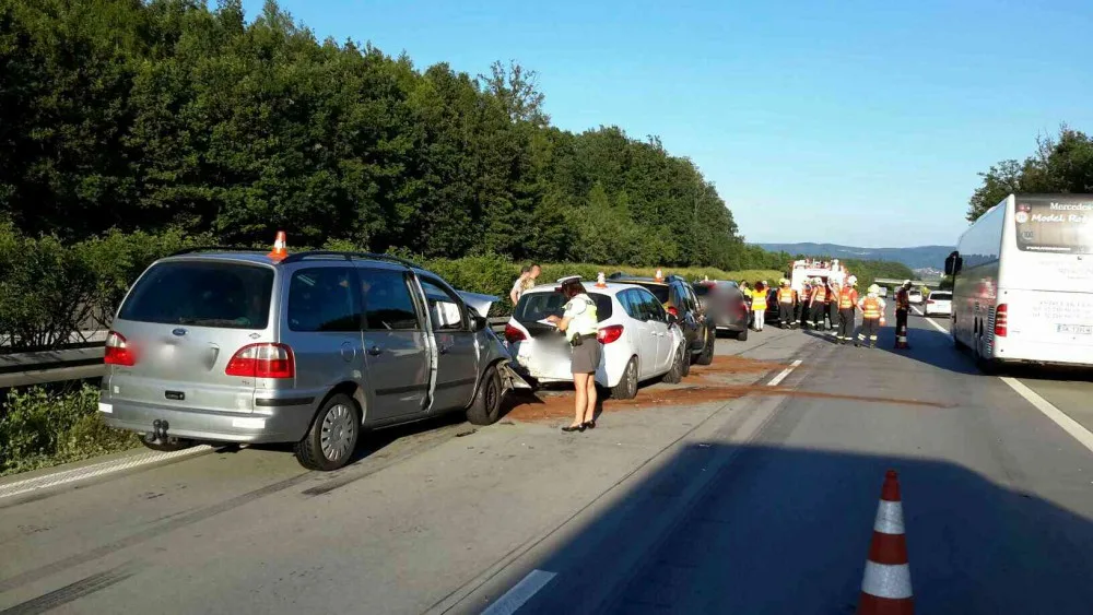 Na dálnici D1 do sebe narazilo celkem šest aut. Při nehodě se zranilo pět lidí