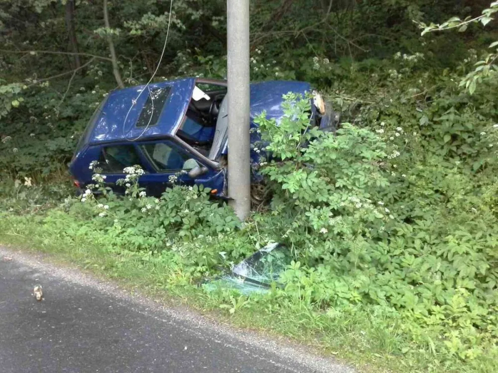 Mladý řidič nezvládl svůj vůz a na chodníku srazil ženu. Ta zraněním na místě podlehla
