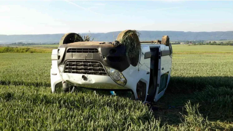 Na D1 havarovala dodávka, skončila na střeše daleko v poli. Pro zraněného musel vrtulník