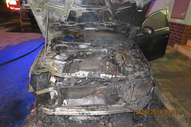 V pátek nad ránem shořelo přímo na ulici zaparkované Audi. Někdo ho zapálil úmyslně