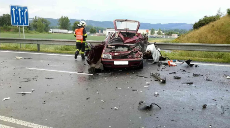 Při dopravní nehodě u Lipníku se střetla dvě auta, jeden pasažér nepřežil