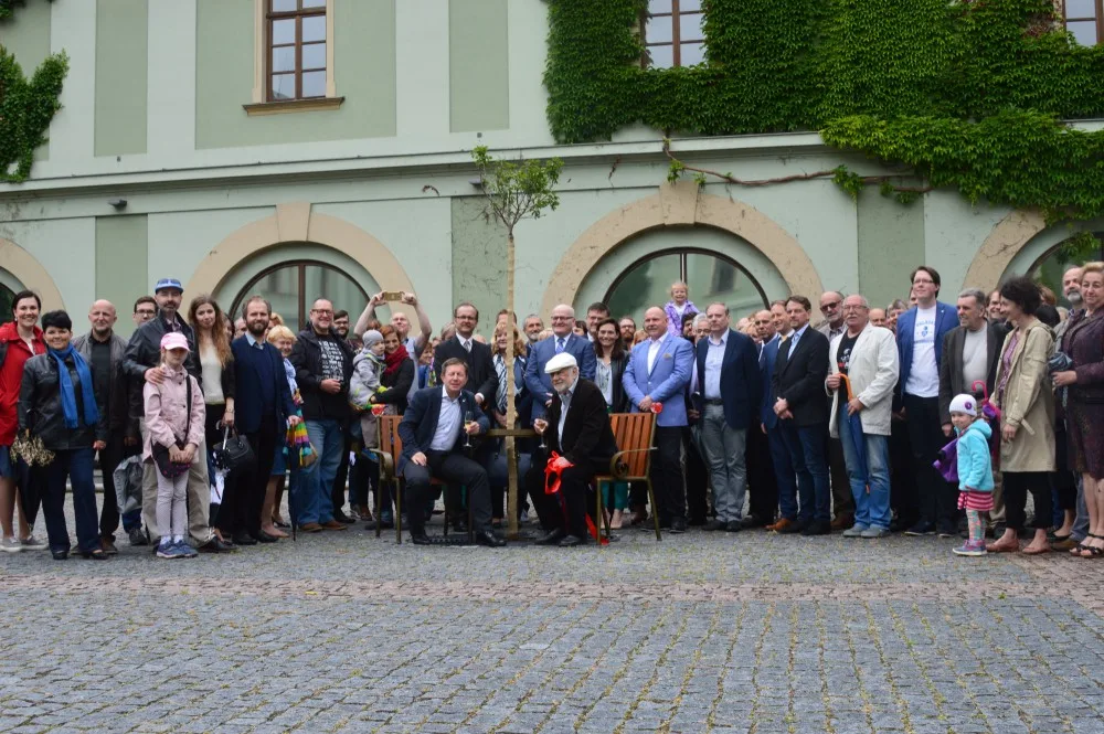FOTO: Rektor UP Miller a bývalý rektor Jařab slavnostně odhalili ve zbrojnici Lavičku Václava Havla