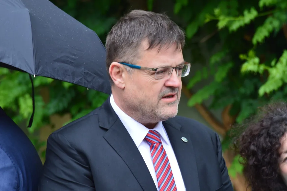 FOTO: Rektor UP Miller a bývalý rektor Jařab slavnostně odhalili ve zbrojnici Lavičku Václava Havla