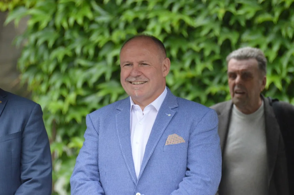 FOTO: Rektor UP Miller a bývalý rektor Jařab slavnostně odhalili ve zbrojnici Lavičku Václava Havla