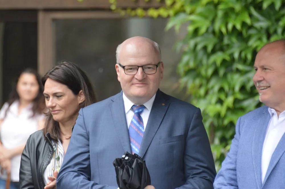 FOTO: Rektor UP Miller a bývalý rektor Jařab slavnostně odhalili ve zbrojnici Lavičku Václava Havla