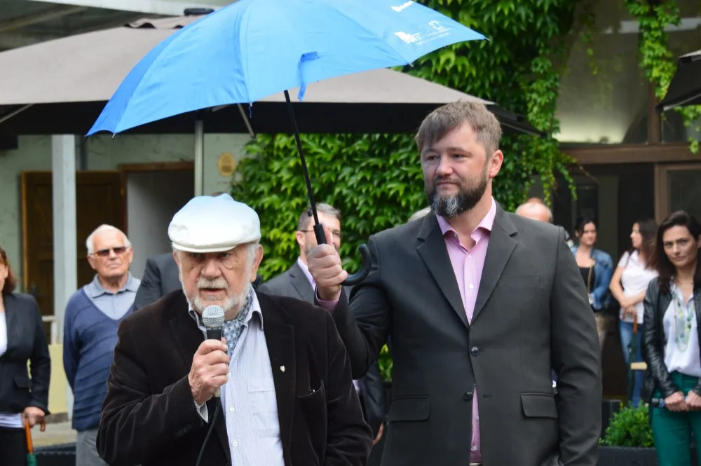 FOTO: Rektor UP Miller a bývalý rektor Jařab slavnostně odhalili ve zbrojnici Lavičku Václava Havla