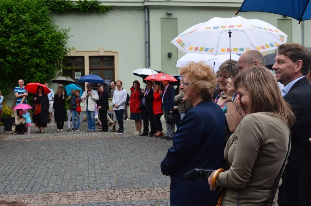 FOTO: Rektor UP Miller a bývalý rektor Jařab slavnostně odhalili ve zbrojnici Lavičku Václava Havla