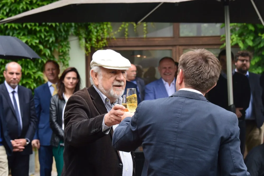 FOTO: Rektor UP Miller a bývalý rektor Jařab slavnostně odhalili ve zbrojnici Lavičku Václava Havla