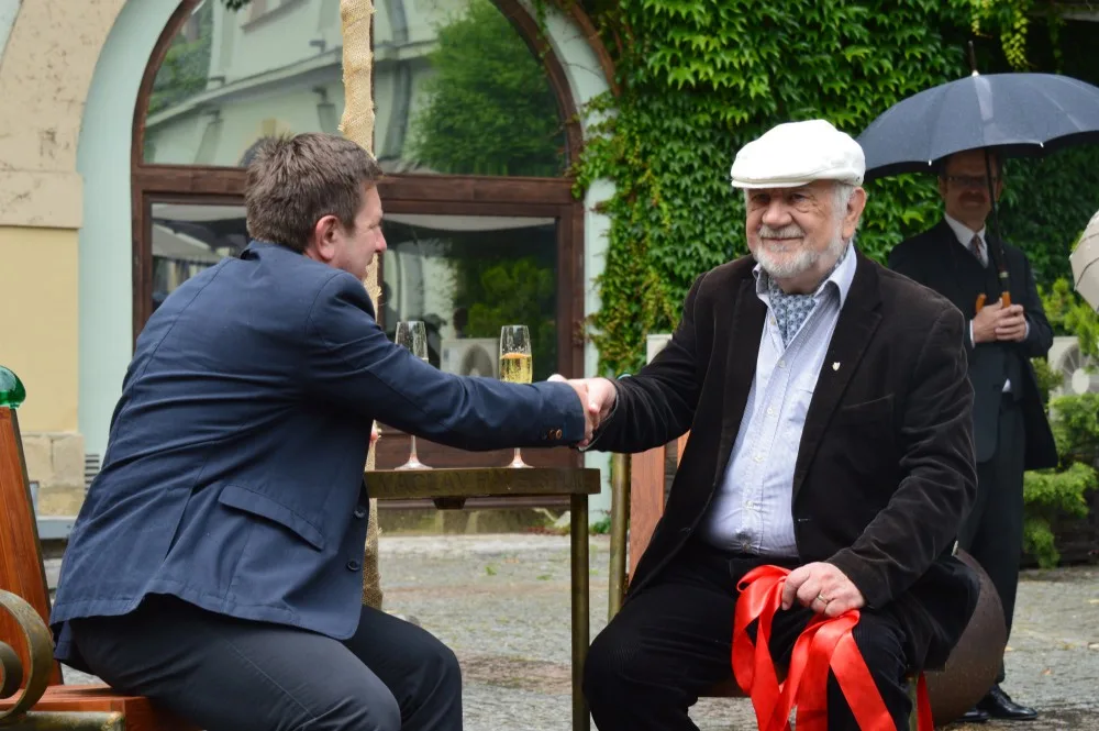 FOTO: Rektor UP Miller a bývalý rektor Jařab slavnostně odhalili ve zbrojnici Lavičku Václava Havla
