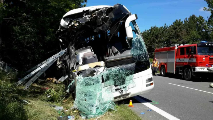 AKTUALIZOVÁNO: Při nehodě autobusu na dálnici u Unčovic se zranilo celkem 24 lidí