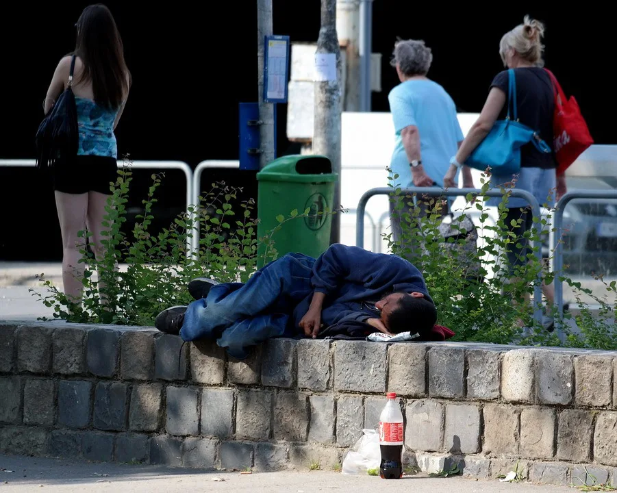 Horké počasí a bezdomovci. Jeden chtěl převézt strážníky své kotě do útulku, druhý svézt přes celé město