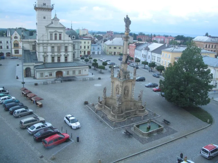 FOTO: Opilec vylezl na samotnou spičku morového sloupu v Uničově. Dolů mu museli pomoci hasiči